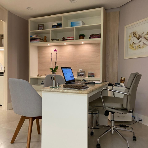 Consultório com mesa de atendimento
